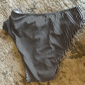 Women’s small no brand bikini bottoms also fits a medium